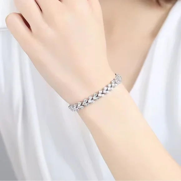 Elegant Silver White Sapphire Diamond Bracelet! - Picture 5 of 5